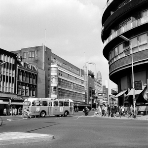 854296 Gezicht op het warenhuis van Vroom & Dreesmann (Lange Viestraat 5-13) te Utrecht, vanaf de hoek van het ...